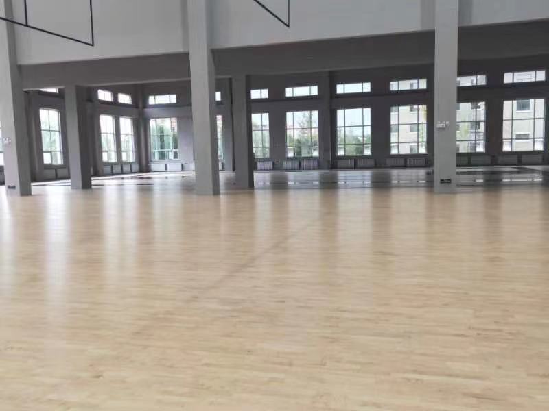 如何防止刮伤篮球排球场运动木地板