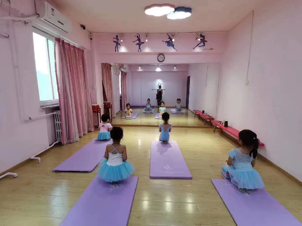 运动地胶体育运动场馆地面潮湿可以铺装吗？